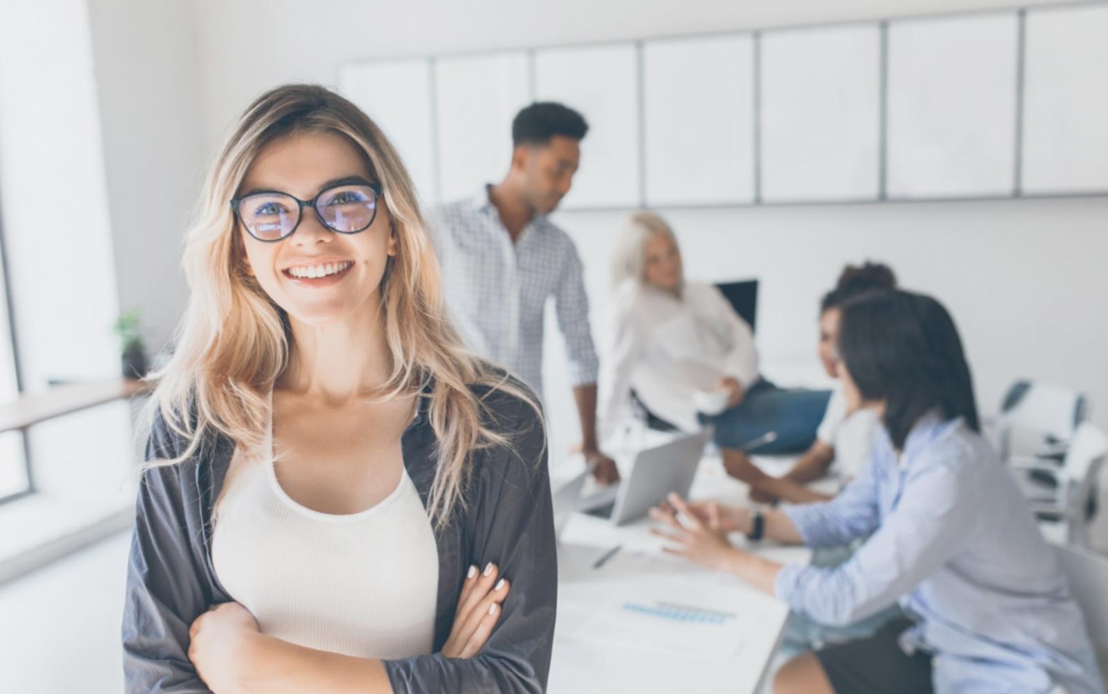 Equipo de trabajo colaborando en análisis financiero