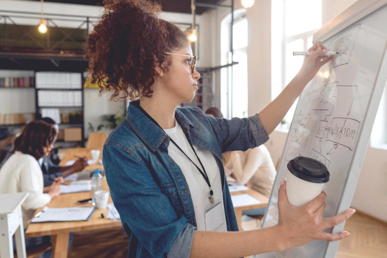 Configuración ergonómica de escritorio para trabajo financiero